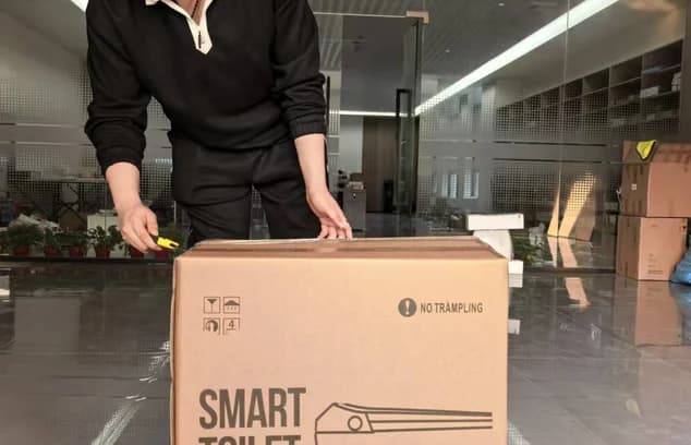 智能马桶产品装入运输纸箱。