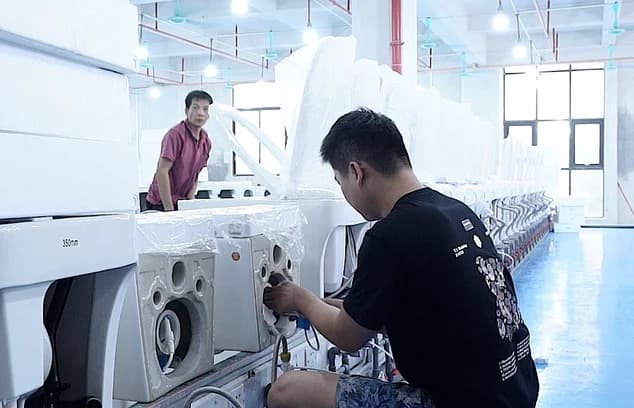 技师在测试智能马桶电子与安全功能。